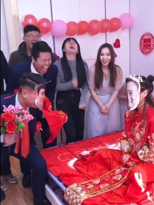 吃瓜新郎新娘视频在线观看,新郎新娘甜蜜婚礼视频大放送