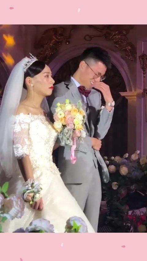 吃瓜新郎新娘视频在线观看,新郎新娘甜蜜婚礼视频大放送