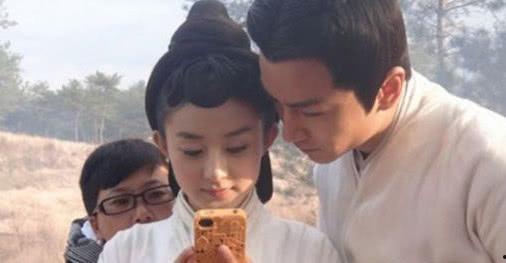 赵丽颖和吴磊吃瓜图片视频,甜蜜互动引网友热议