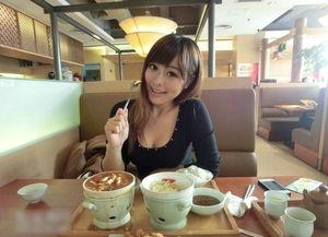 美女在苏州吃瓜视频,美食之旅尽收眼底
