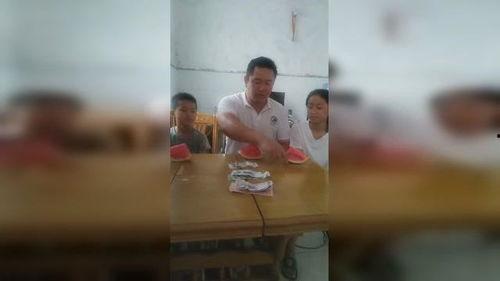 学生蒙眼吃瓜比赛视频大全