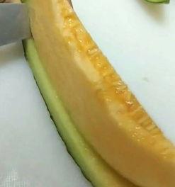小孩吃哈密瓜怎么切视频,轻松学会小孩适用的切法