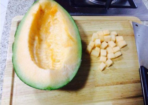 哈密瓜老人可以吃嘛视频,适合老年人的美味佳果